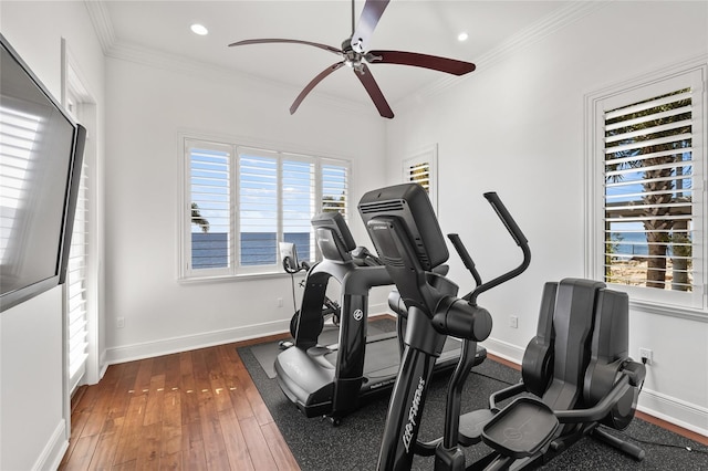 exercise area with ceiling fan, recessed lighting, baseboards, hardwood / wood-style floors, and crown molding