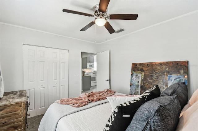 bedroom with a ceiling fan, a closet, visible vents, and crown molding