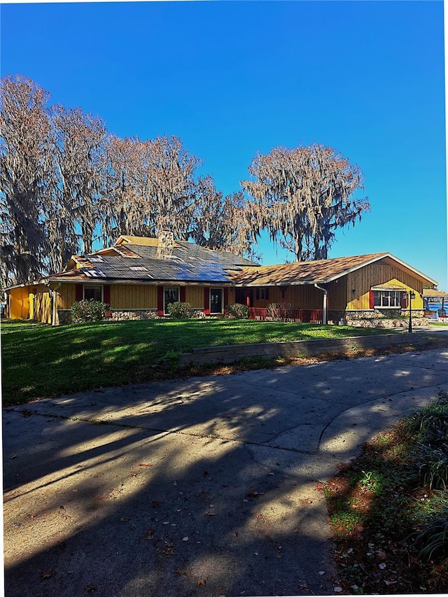 single story home featuring a front lawn