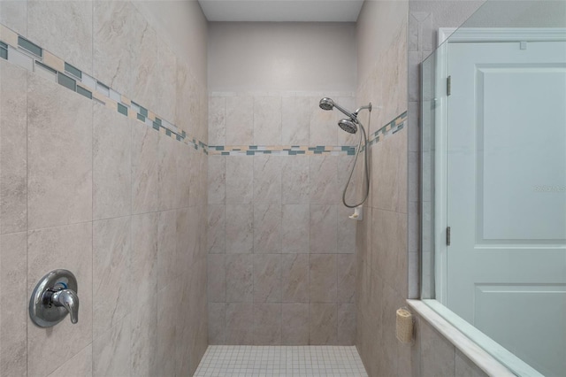 full bathroom featuring tiled shower