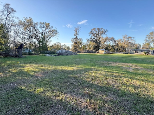 view of yard featuring an outbuilding
