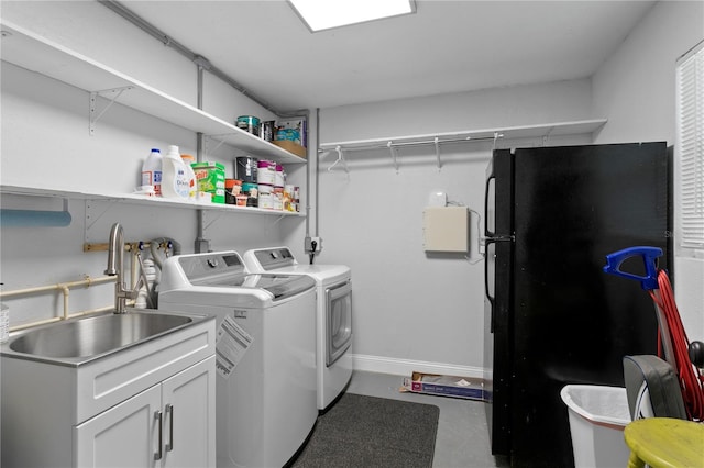clothes washing area featuring washing machine and dryer and baseboards