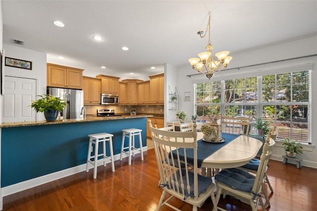 dining area featuring visible vents, baseboards, dark wood-style floors, an inviting chandelier, and recessed lighting