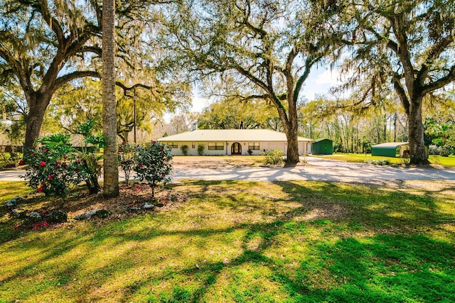 view of front of house featuring a front lawn