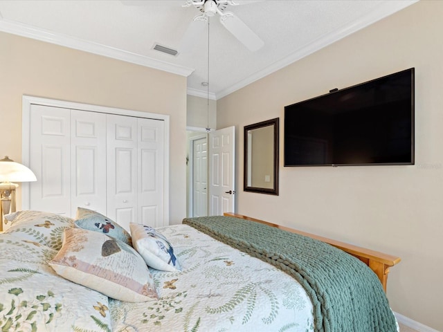 bedroom featuring baseboards, visible vents, ceiling fan, ornamental molding, and a closet