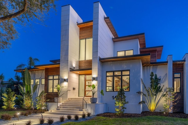 view of front facade featuring stucco siding