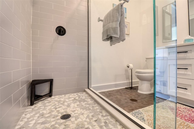 bathroom featuring tiled shower and toilet