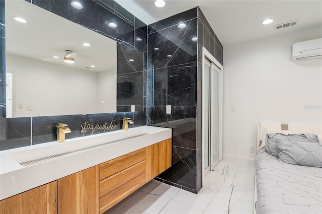 full bath featuring visible vents, an AC wall unit, recessed lighting, double vanity, and ceiling fan