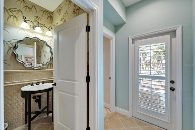 5616 Seagrass Pl, Apollo Beach, FL 33572 - bathroom featuring tile patterned flooring, wainscoting, baseboards, and wallpapered walls