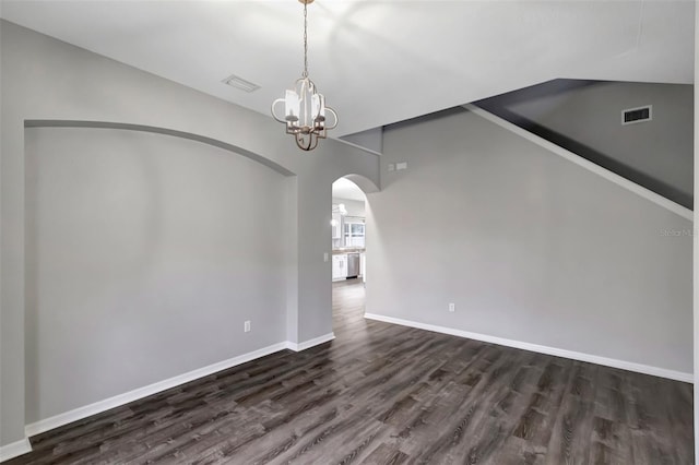 unfurnished room featuring a chandelier, dark wood-style floors, visible vents, and baseboards