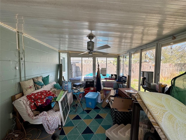 sunroom with ceiling fan