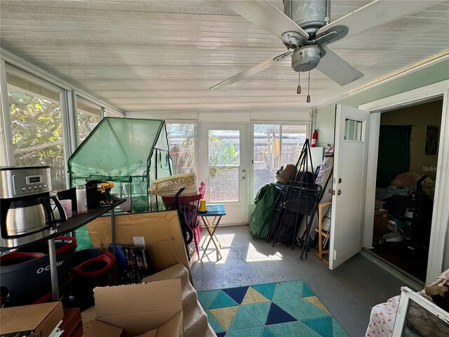 sunroom / solarium featuring a ceiling fan