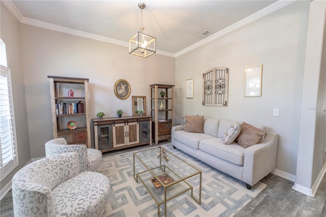 living area featuring crown molding, wood finished floors, visible vents, baseboards, and an inviting chandelier