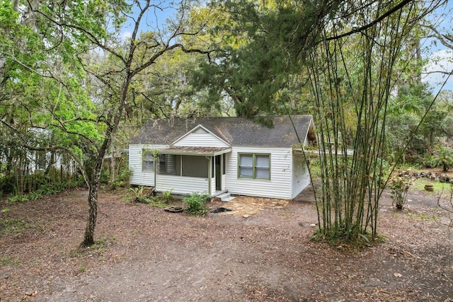 ranch-style house featuring driveway