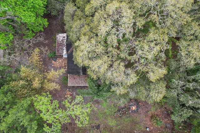 bird's eye view featuring a wooded view