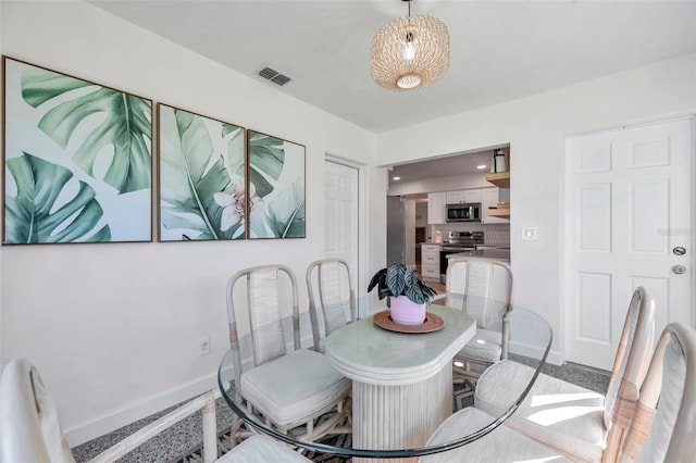 dining space featuring visible vents and baseboards