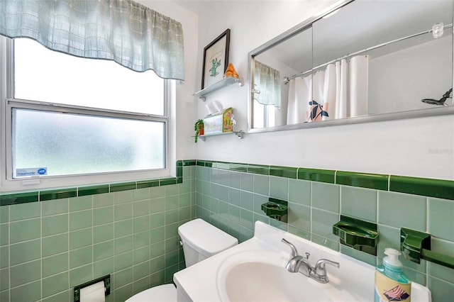 full bath featuring wainscoting, toilet, a shower with shower curtain, vanity, and tile walls