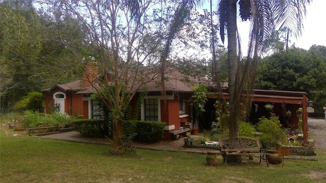 view of front of property featuring a front lawn