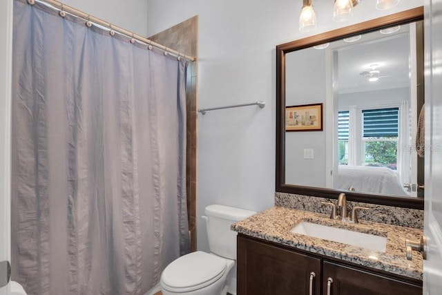 ensuite bathroom featuring toilet, a shower with curtain, ensuite bath, and vanity