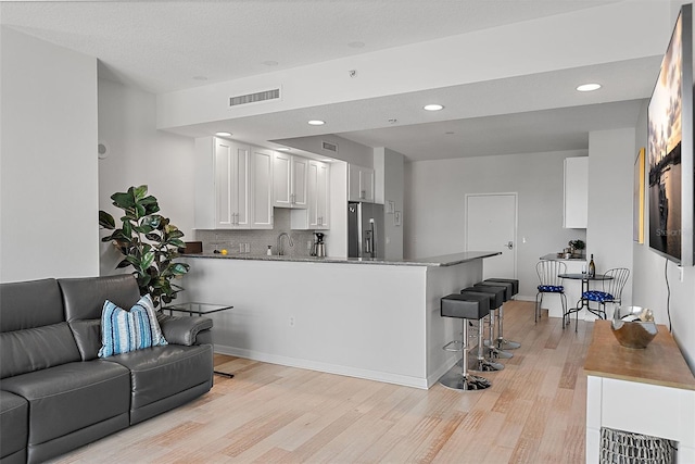 226 5th Ave N Unit 901, Saint Petersburg, FL 33701 - living room featuring baseboards, recessed lighting, visible vents, and light wood-style floors