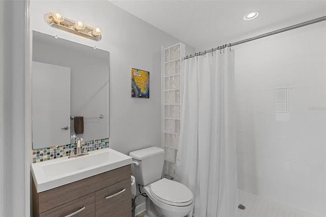 226 5th Ave N Unit 901, Saint Petersburg, FL 33701 - bathroom with toilet, vanity, backsplash, and tiled shower