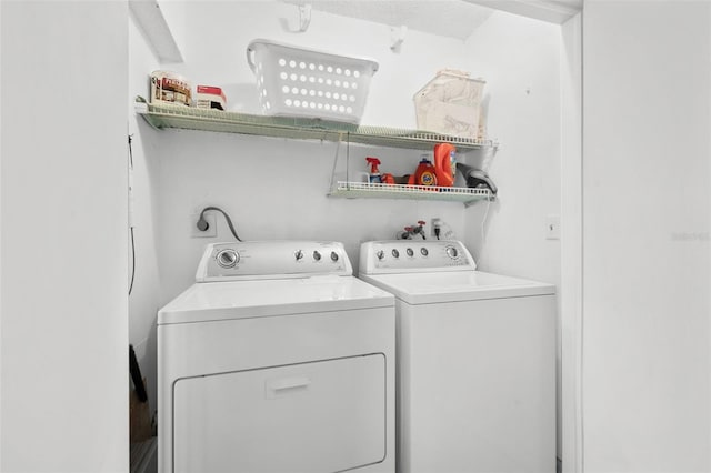 laundry room with laundry area and independent washer and dryer