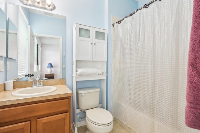 bathroom with a shower with curtain, vanity, and toilet