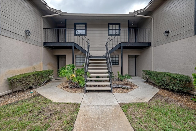 property entrance featuring stucco siding