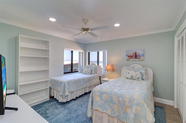 bedroom with recessed lighting, crown molding, baseboards, and ceiling fan