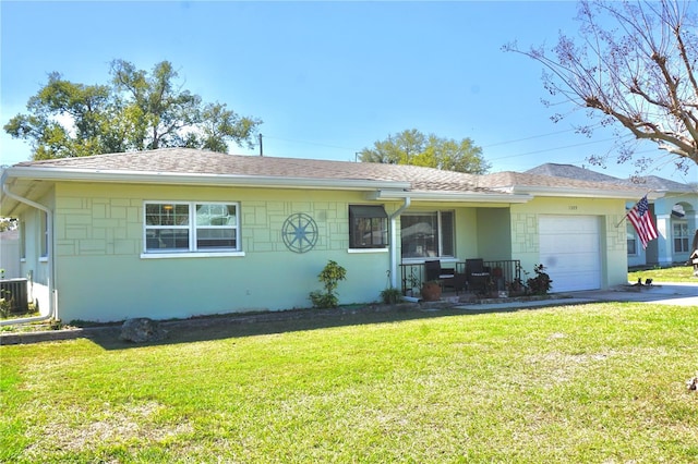 ranch-style house with an attached garage, driveway, roof with shingles, stucco siding, and a front yard