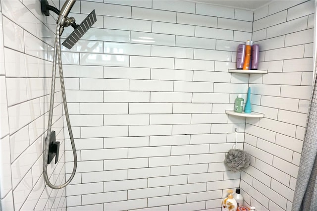 bathroom featuring tiled shower