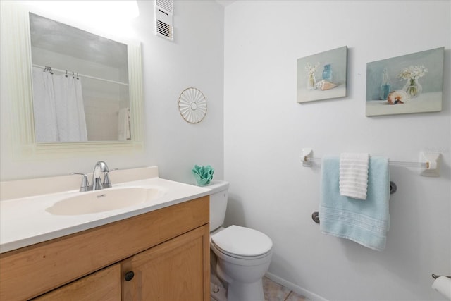 bathroom featuring visible vents, curtained shower, vanity, and toilet