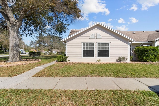 view of front of house featuring a front yard