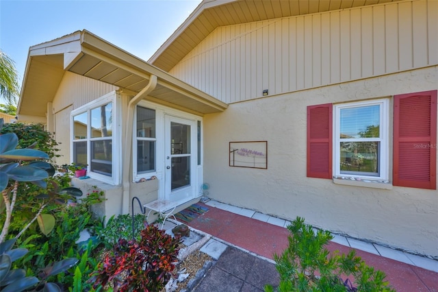 property entrance with stucco siding