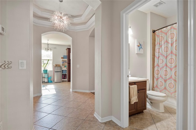 corridor featuring arched walkways, light tile patterned floors, a notable chandelier, visible vents, and crown molding