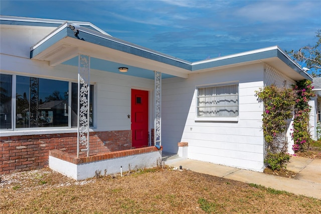 view of front facade featuring brick siding