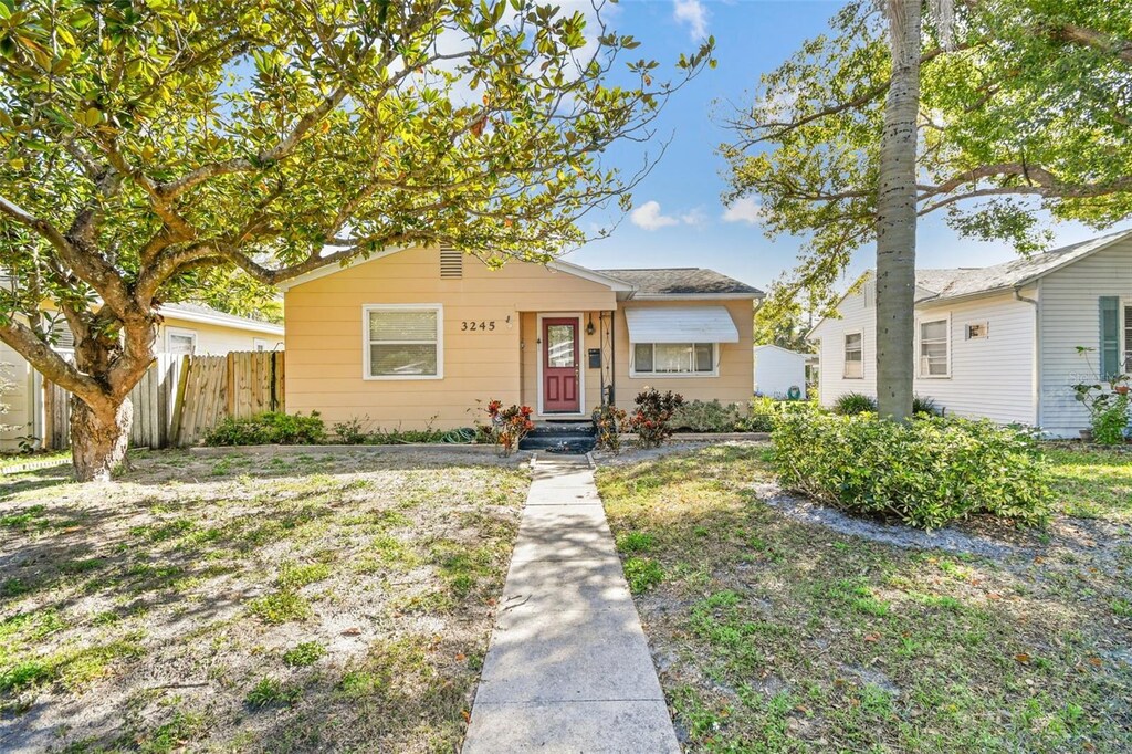 3245 11th St N, Saint Petersburg, FL 33704 - bungalow-style house with fence
