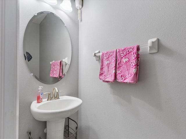 bathroom featuring a sink