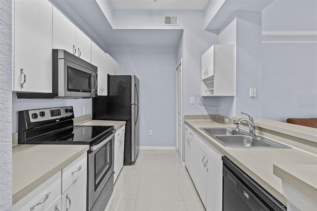 kitchen featuring visible vents, stainless steel appliances, a sink, and light countertops