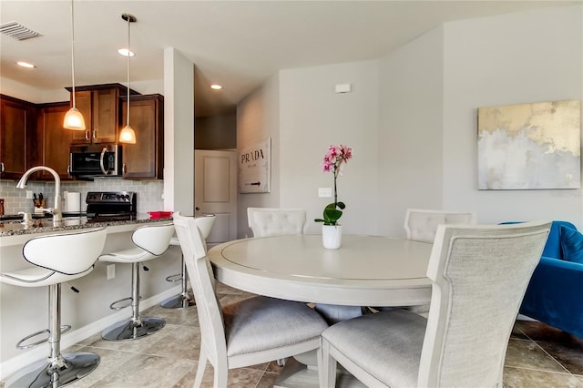 dining space with visible vents and recessed lighting