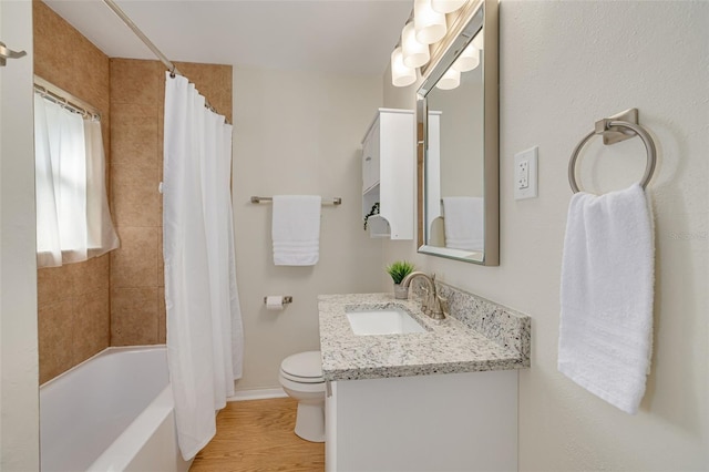 full bathroom featuring shower / bathtub combination with curtain, toilet, vanity, wood finished floors, and baseboards