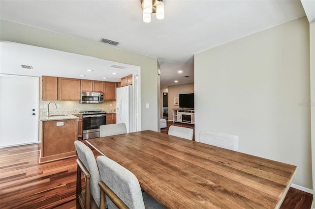 dining space with visible vents, recessed lighting, and wood finished floors