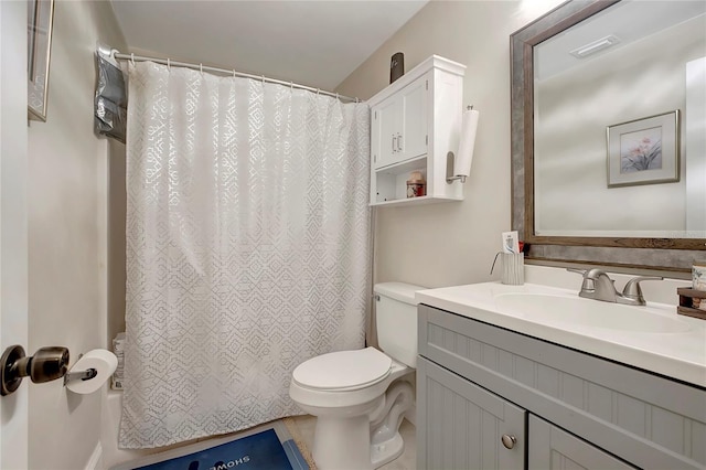 bathroom with curtained shower, visible vents, vanity, and toilet