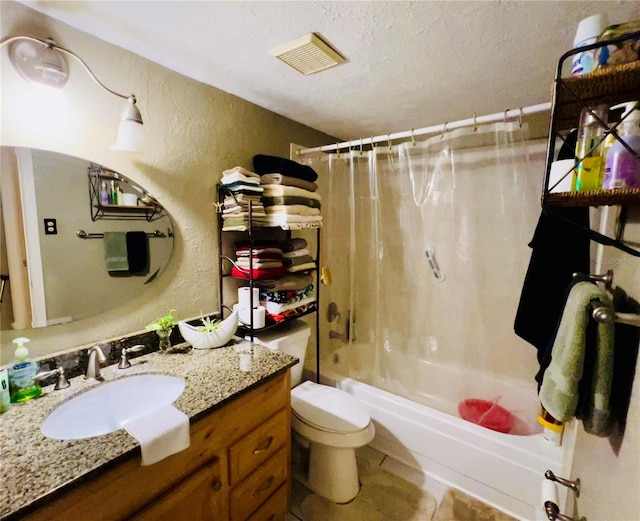 full bath featuring visible vents, a textured wall, toilet, shower / tub combo, and a textured ceiling