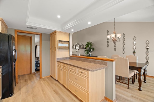 kitchen featuring a notable chandelier, visible vents, freestanding refrigerator, light wood-type flooring, and a peninsula