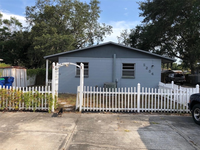 view of front of house featuring a fenced front yard