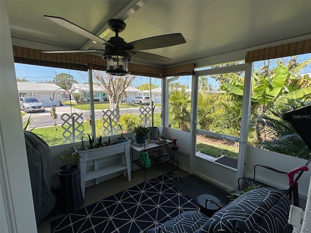 sunroom with ceiling fan