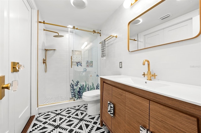 full bath with toilet, a shower stall, visible vents, and vanity