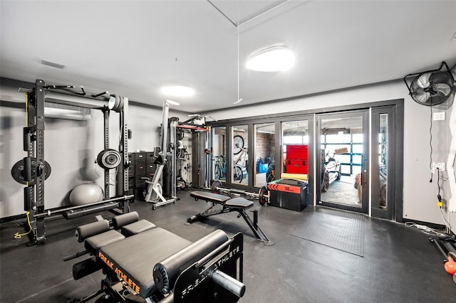 exercise room with visible vents and baseboards