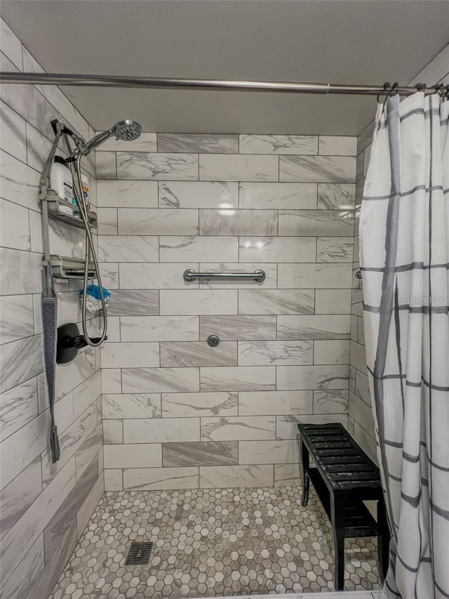 bathroom featuring tiled shower